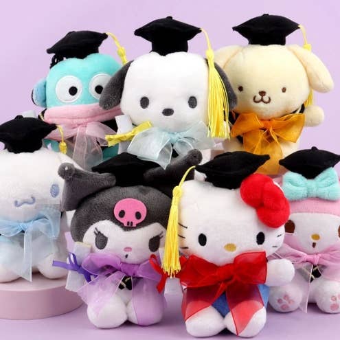 Porte-clés en peluche de graduation des personnages Sanrio – 13 cm (Édition limitée) pour la vente par K-Wonderland