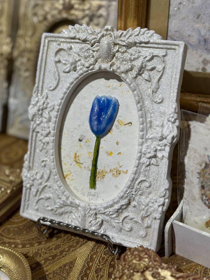Blue Tulip, opera d'arte originale in vetro, incorniciata in cornice in resina per la vendita all'ingrosso da parte di Alexa K
