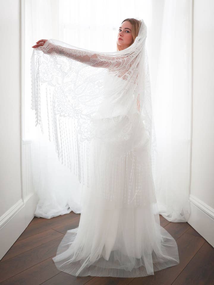 Velo de Flecos Farrah para venta al por mayor de Petite Mariee Boutique