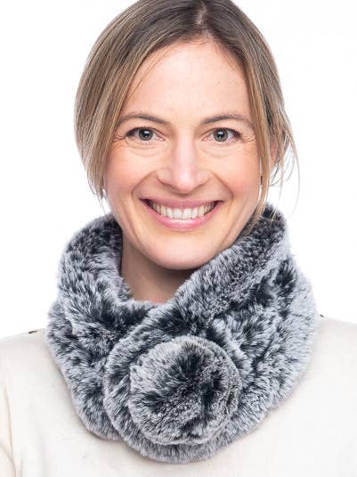 Pañuelo de piel sintética Placida FB105 con pompones grandes, motas grises para venta al por mayor de Franchetti Bond