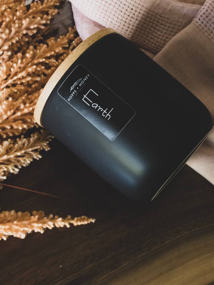 Bougie en cire de soja Earth-Modern pour la vente par Hopps and Honey