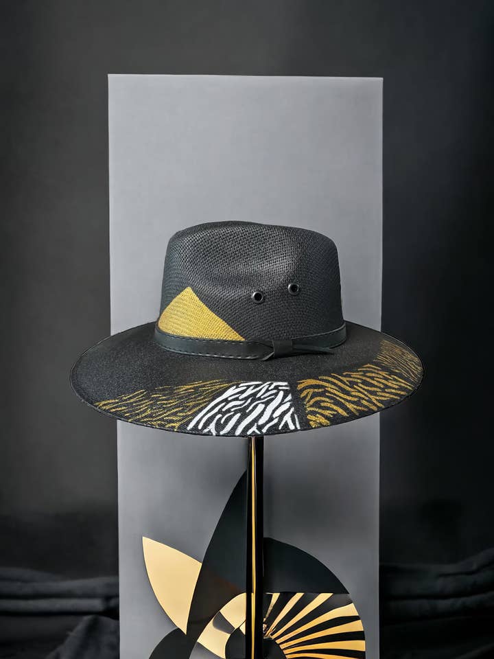 Chapeau en toile de jute peinte à l'onyx doré pour la vente par Bella Soul