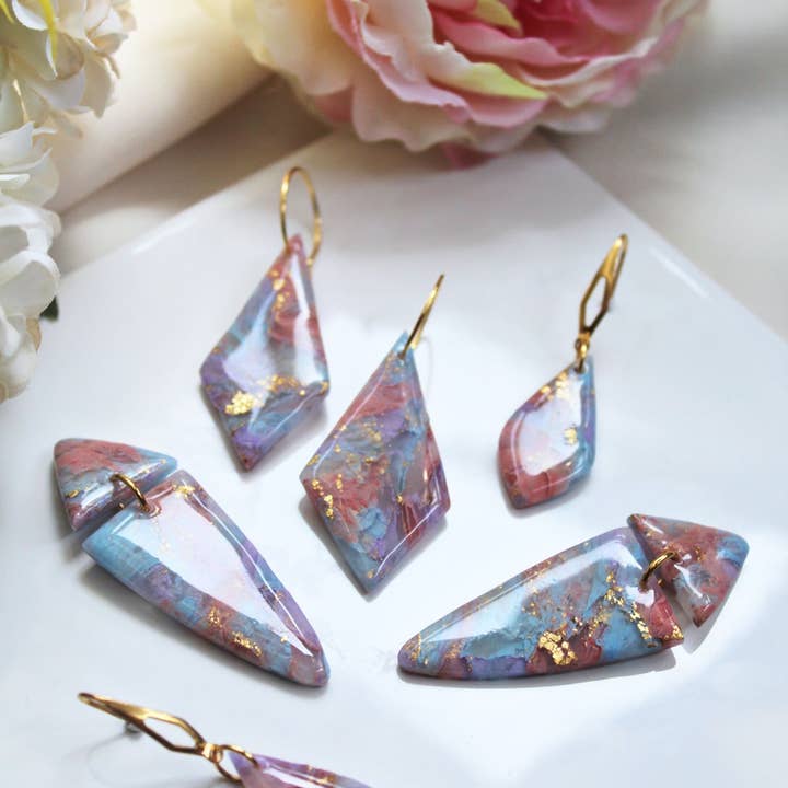 Statement oorbellen van modern ontwerp met hangers van polymeerklei voor wholesale door Studio Niani