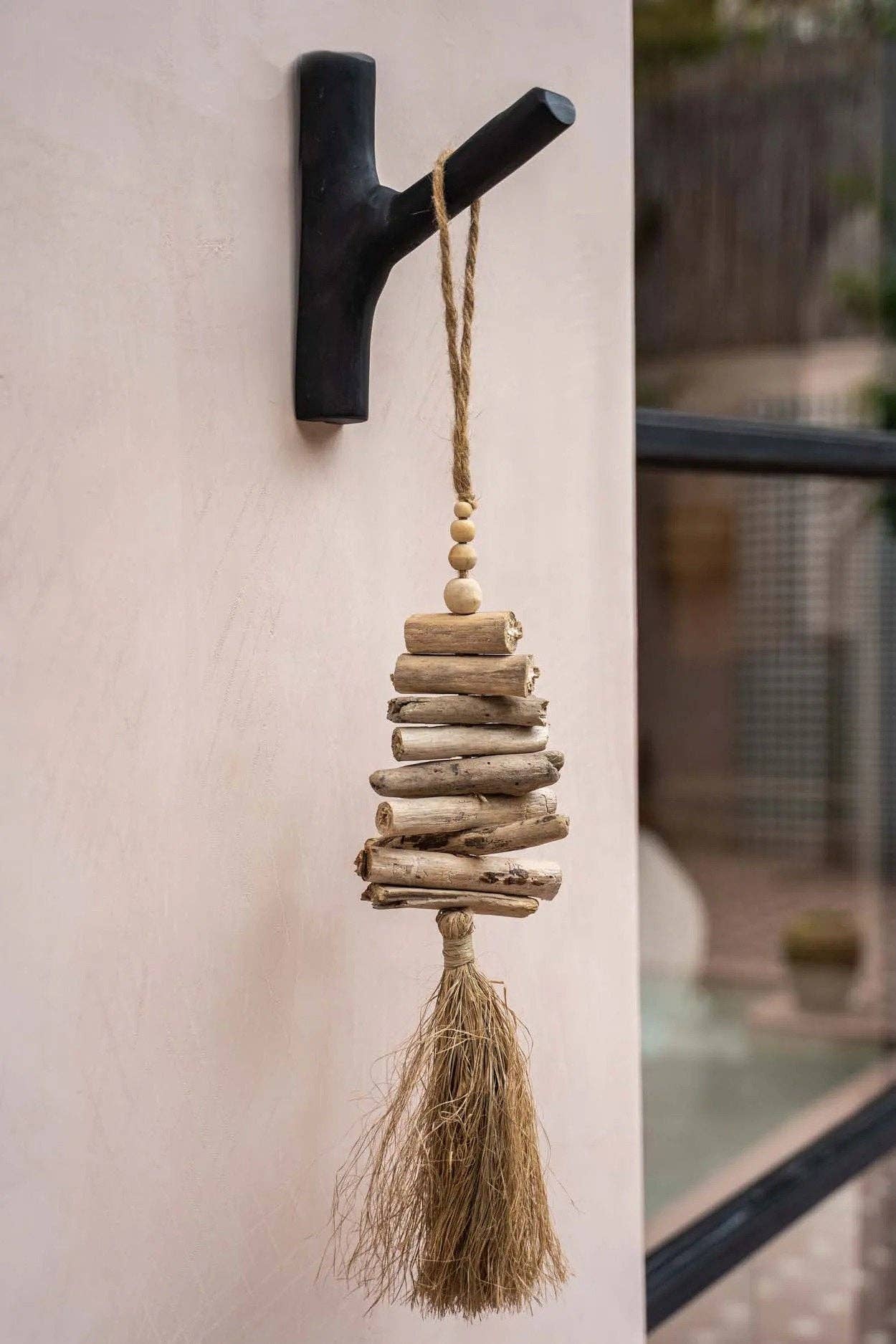 Bazar Bizar Living – Engroshandel Pyntekvast – The Raffia Driftwood - Håndlavet kvast i drivtømmer og raffia3
