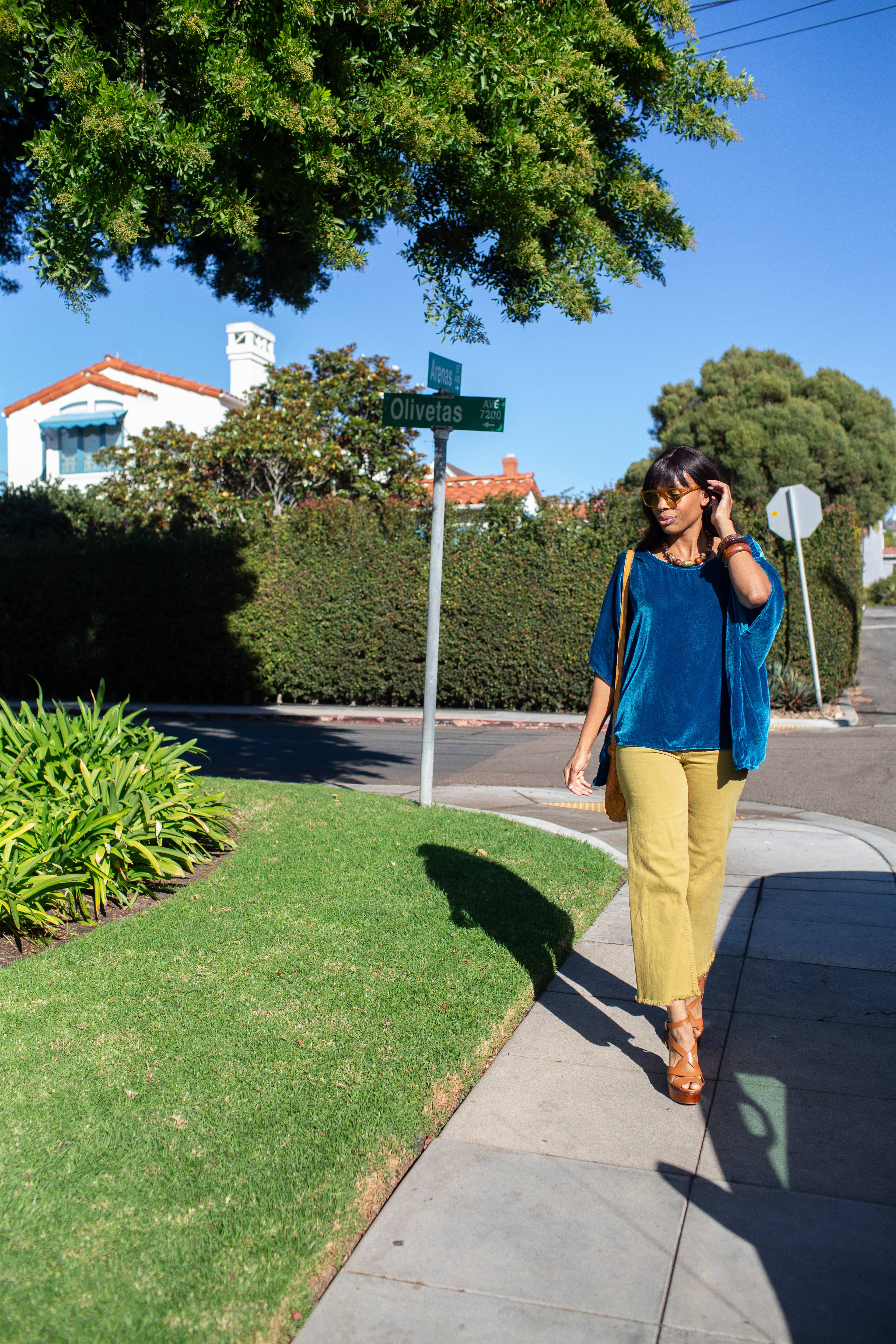 Jennafer Grace – Großhandel Bluse – Damen – Halstuch aus Samt mit Pfauenmuster3