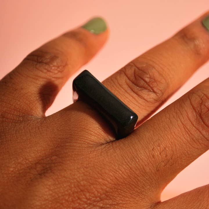 Santøclay Handmade - Wholesale Cocktail/Statement Ring -
Statement Ring Schwarz | Handgemachter Polymer Ring4