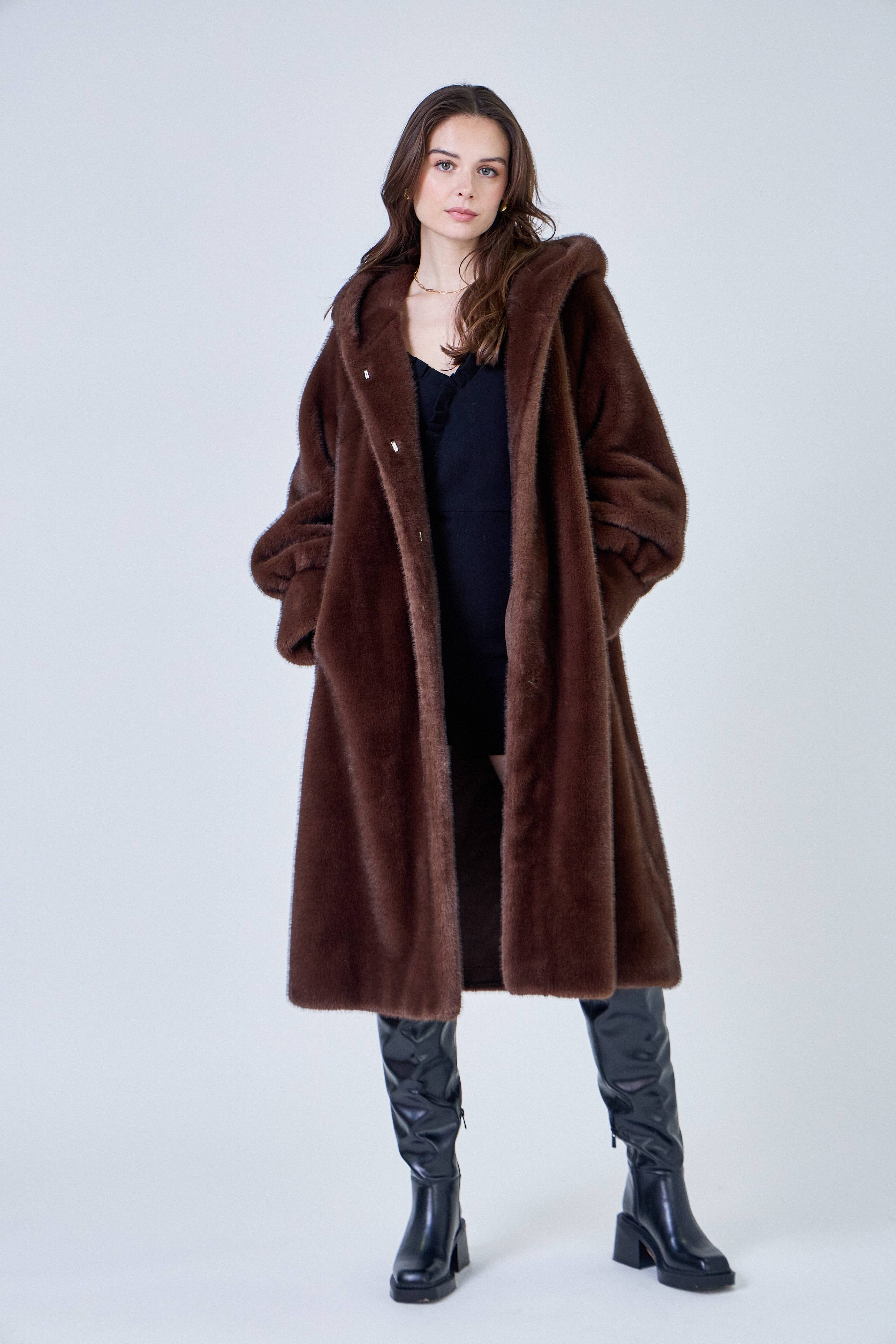 Giovanni Paris – Großhandel Pelz-/Kunstpelzmantel – Damen – Isabella Mantel mit Kapuze aus ultraweichem Kunstfell13