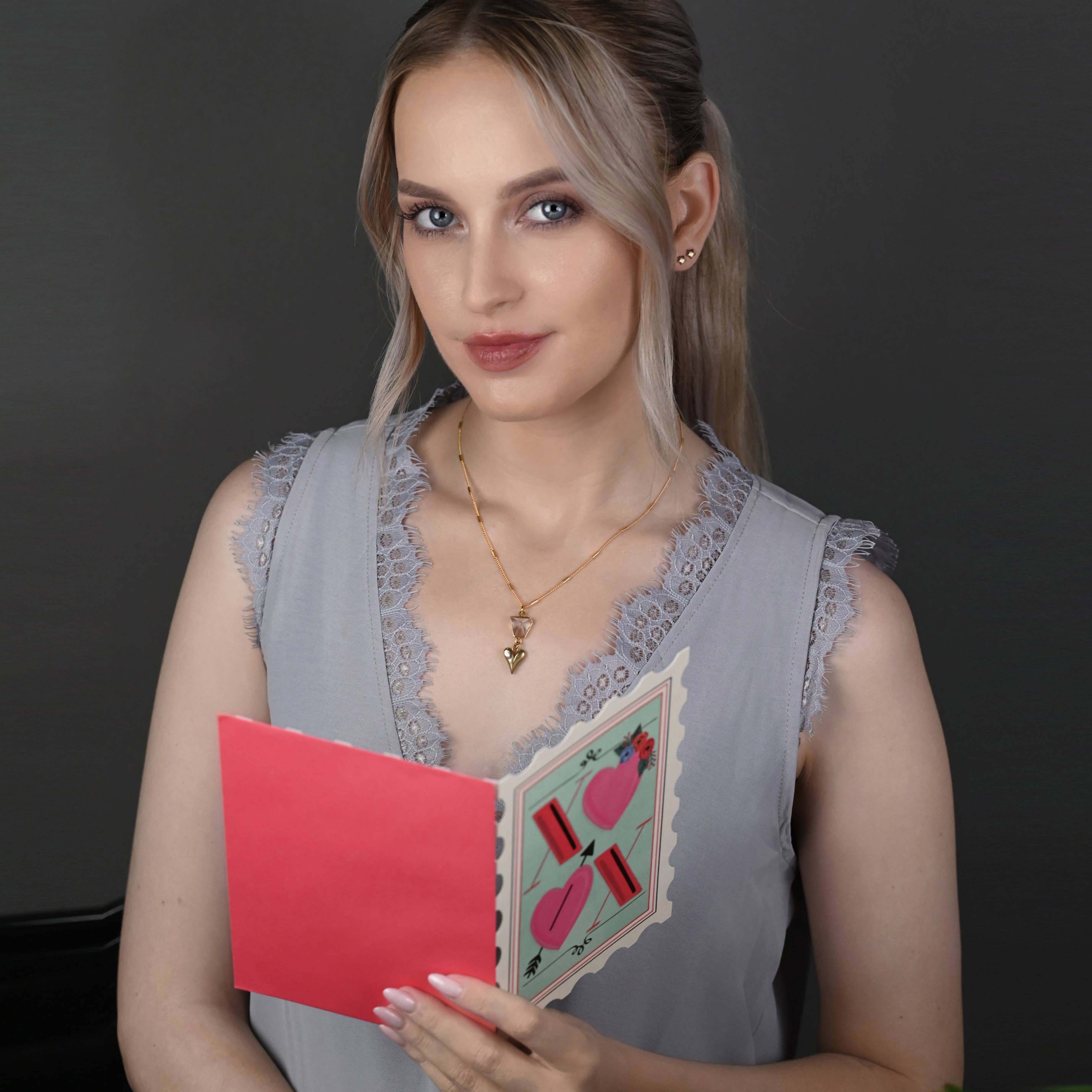 KBD Studio - Vente Colliers à pendentif - Cœur sculpté en laiton avec collier en quartz en cristal3