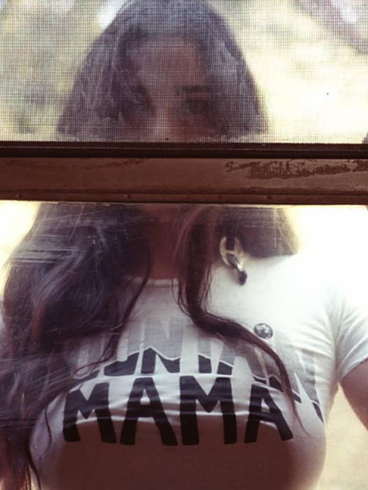 Mountain Mama Womens Tee Vit/Blk för wholesale av Bandit Brand