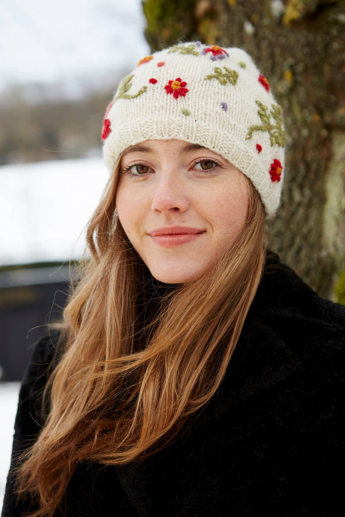 Pachamama Ltd - Vendita all'ingrosso Berretto - Donna - Berretto in lana lavorata a maglia con fiori ricamati Lugano5