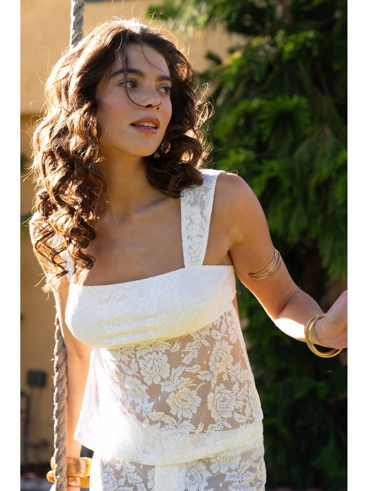 Haut en dentelle à large encolure carrée pour la vente par Et Clet