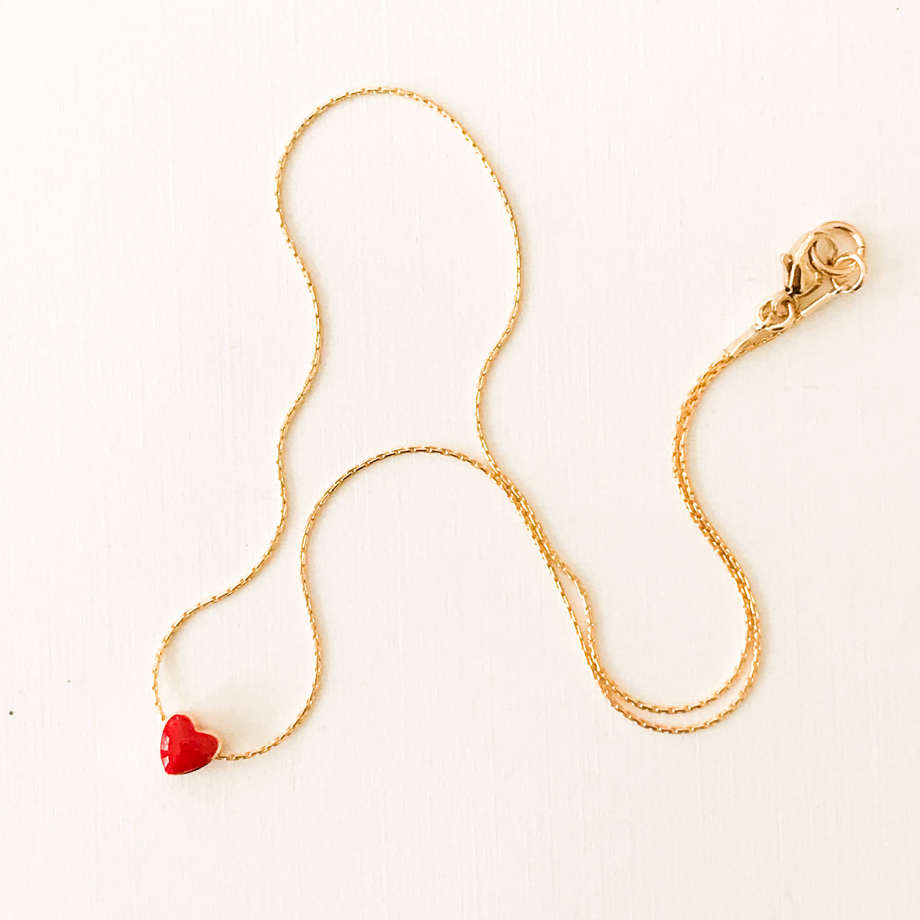 Nest Pretty Things - Vente Colliers à pendentif - Collier à breloques en forme de cœur rouge rempli d'or6