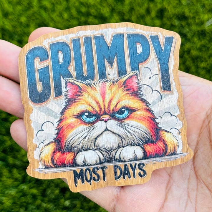 Bambusholzaufkleber „GRUMPY MOST DAYS“, sarkastisch/humorvoll für den Großhandel von AFK Design Co