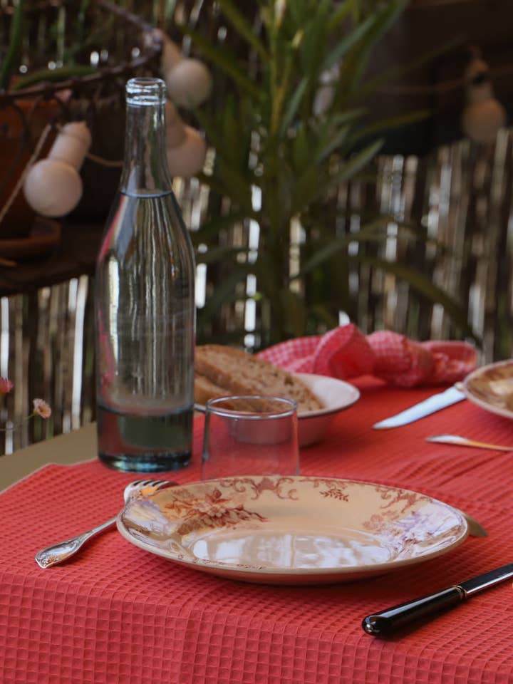 Plain coral table runner - Coral waffle for wholesale by Maryne Guyot créations