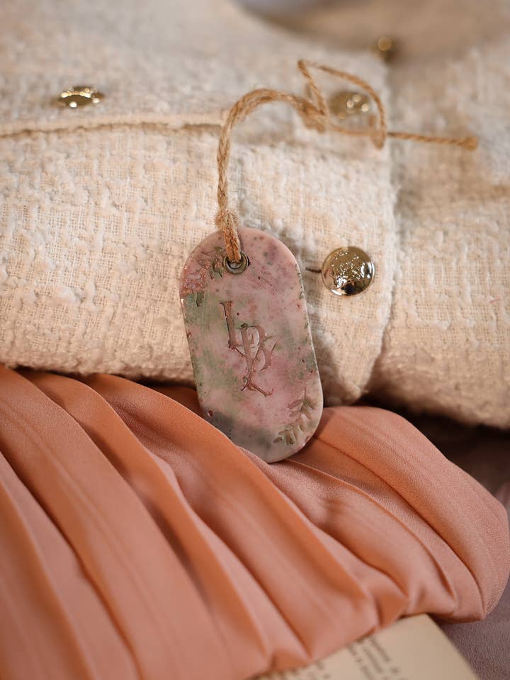 Rose & Cedarwood scented suspension for wholesale by Les Bougies de Léa