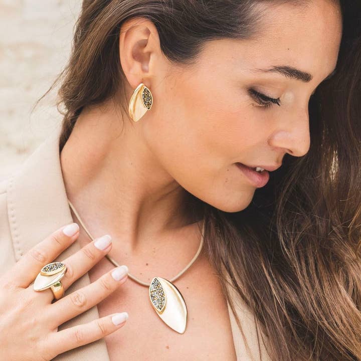 Gracia halsband med läderband och oval dekoration med kristaller för wholesale av BELLE MISS