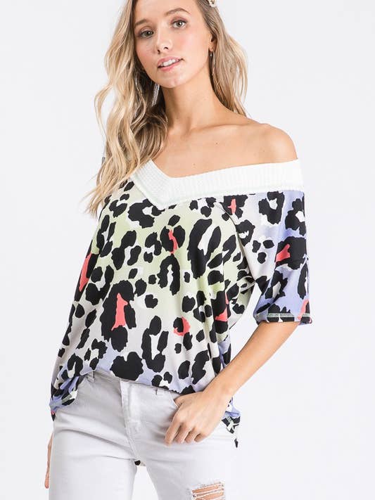 Top a maniche corte con scollo a V e stampa animalier multicolore T3132 per la vendita all'ingrosso da parte di 7th Ray