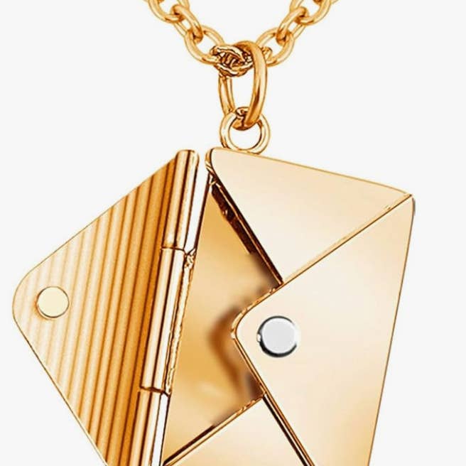 HoopLa - Vendita all'ingrosso Collana con ciondolo/pendaglio - Collana Love Letter in acciaio placcato oro 14K con busta e lettera8
