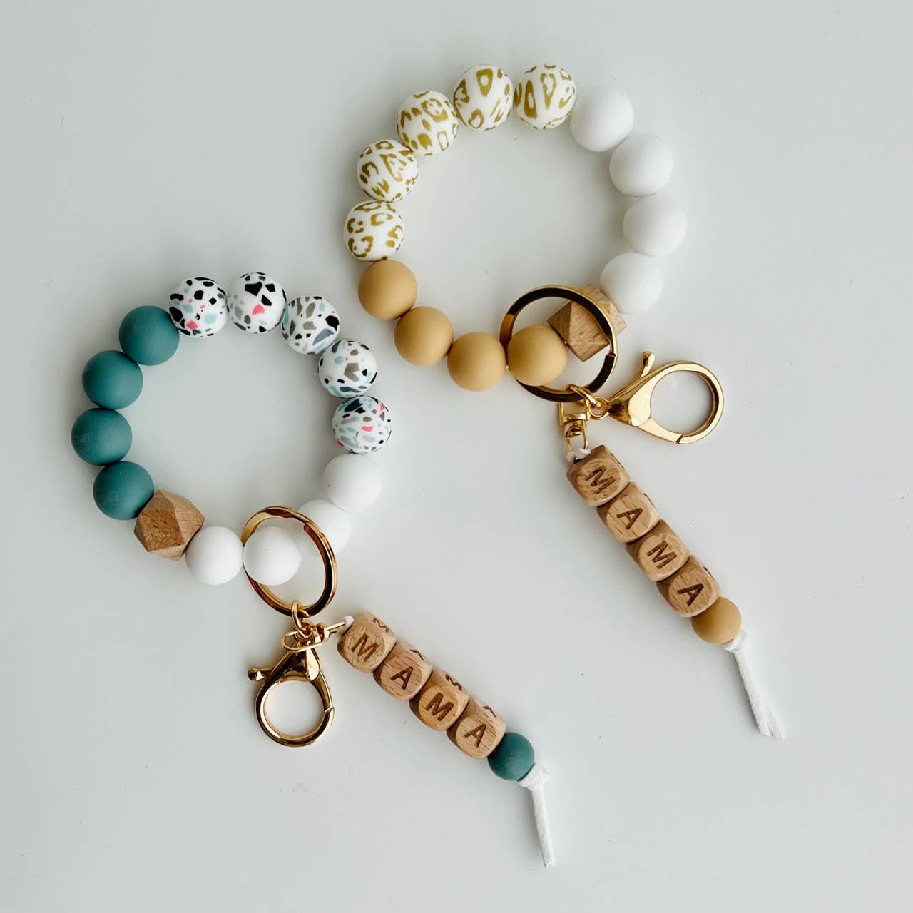 Tiny Gift Society – wholesale Nyckelringsarmband – MAMA armband nyckelring i silikon med pärlor och tassel3