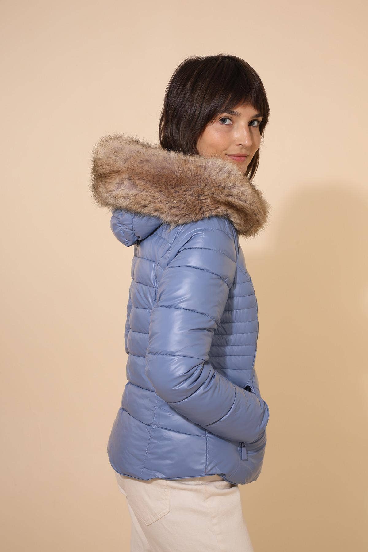 Attrait Paris - Wholesale Jacket - Women's - Metallic short puffer jacket with faux fur hood26