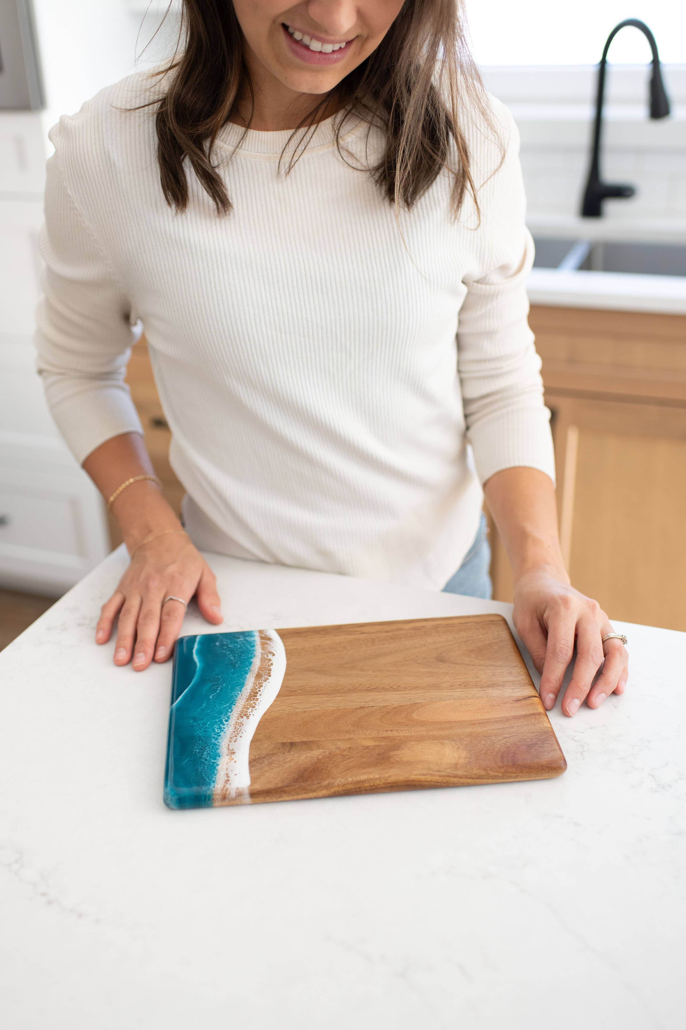 Lynn & Liana Designs - Venta al por mayor Tablas de quesos - Tabla de quesos y charcutería Wood Resin Date Night sin tarifas adicionales1