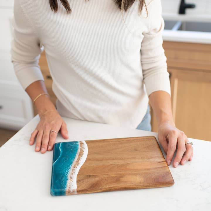 Lynn & Liana Designs - Venta al por mayor Tablas de quesos - Tabla de quesos y charcutería Wood Resin Date Night sin tarifas adicionales1