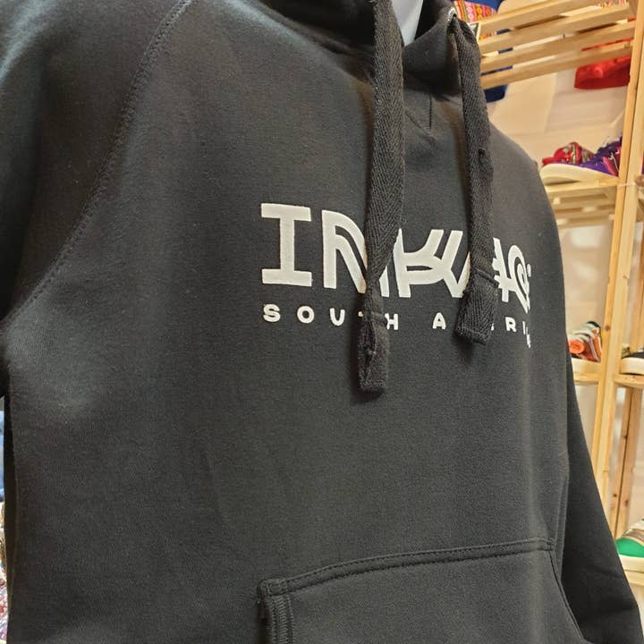 SCHWARZES SÜSSES SHIRT MIT WEISSEM LOGO für den Großhandel von Inkao Shoes