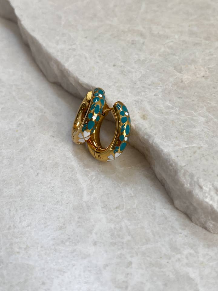 Créoles Gravées Florales Bella pour la vente par Sweet Grove Collective