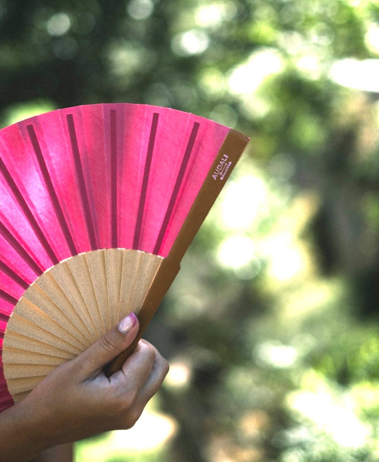 Audali - Wholesale Opvouwbare waaier - Audali waaier met leren details en ophangkoord1