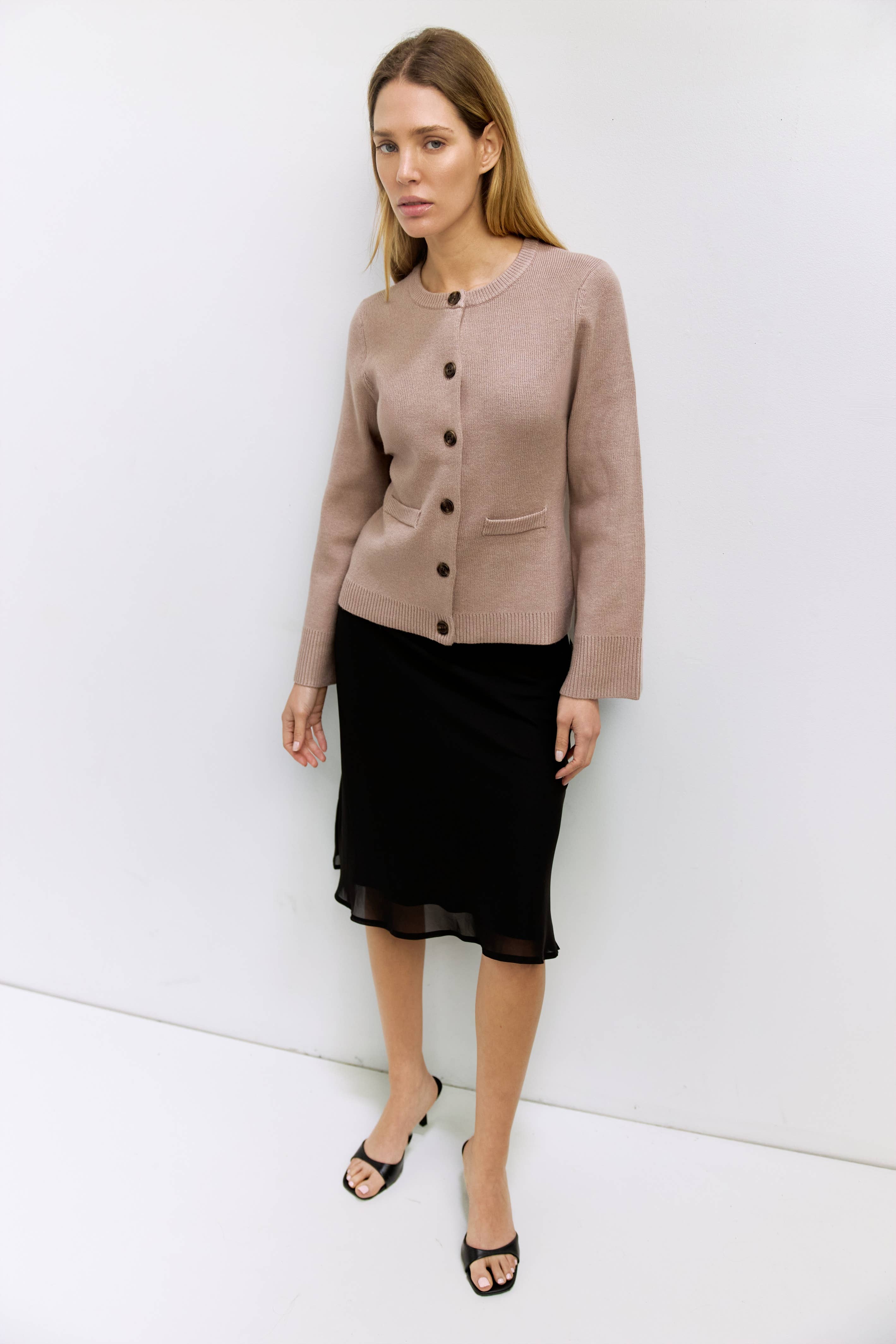 MOD REF – Engroshandel Cardigan - Dame – The Tyler Cardigan | Kvindesweater med klokkeærmer og knapper12