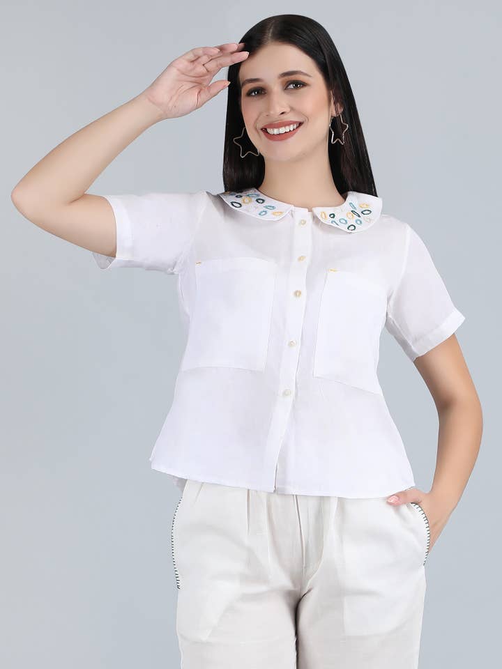 Dames witte puur linnen handgeborduurde kraagblouse voor wholesale door 1401 The Label