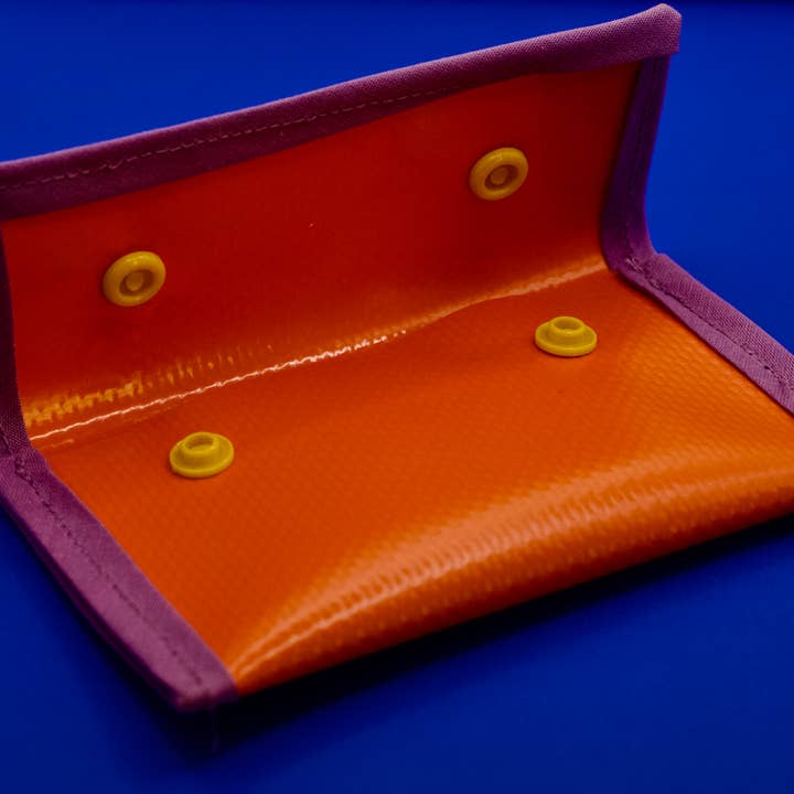 Pikto3000 - Vendita all'ingrosso Portafogli - Donna - Portafoglio con bottoni a pressione I Upcycling I Coucou LKW - Arancione e lilla1