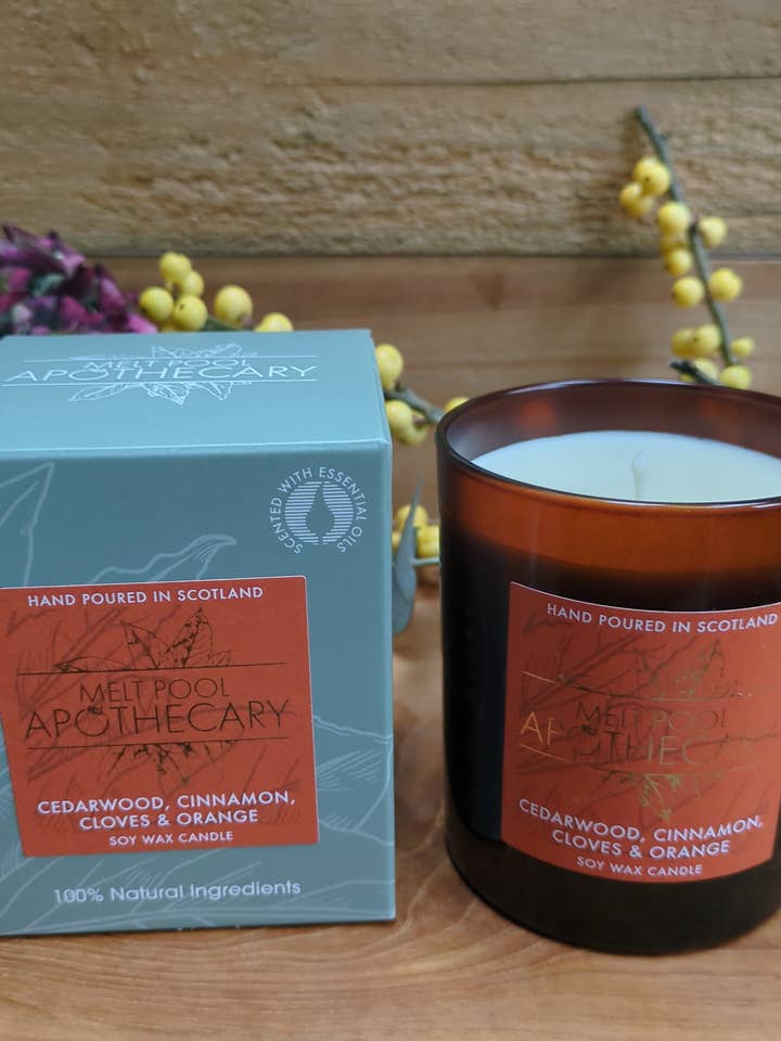 Grote kaars in amberkleurige pot - cederhout, kaneel, kruidnagel en sinaasappel voor wholesale door The Melt Pool