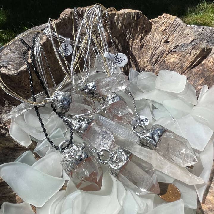 Collier soudé à la pointe de quartz brut pour la vente par Mother Of Metal