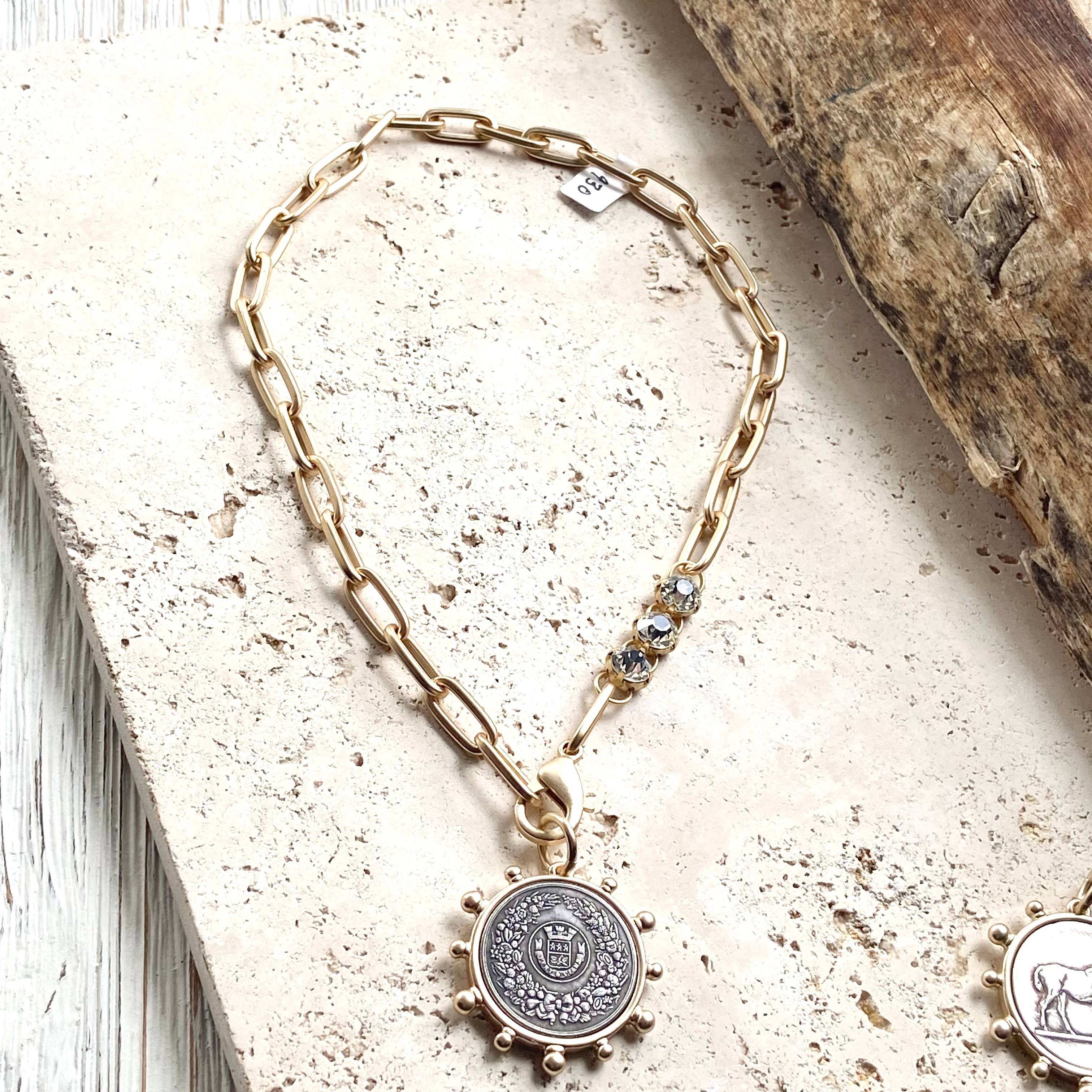 VB&CO Designs Handmade Jewelry - Vente Colliers à pendentif - Médaillon représentant un cheval, une reine de l'équitation et une abeille15