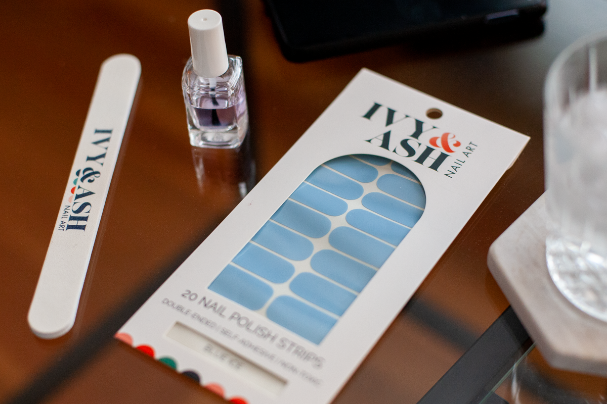 Ivy & Ash – Großhandel Nailart/Nagelsticker – Blue Ice | Hellblaue Nagellackstreifen mit Perlenfinish2