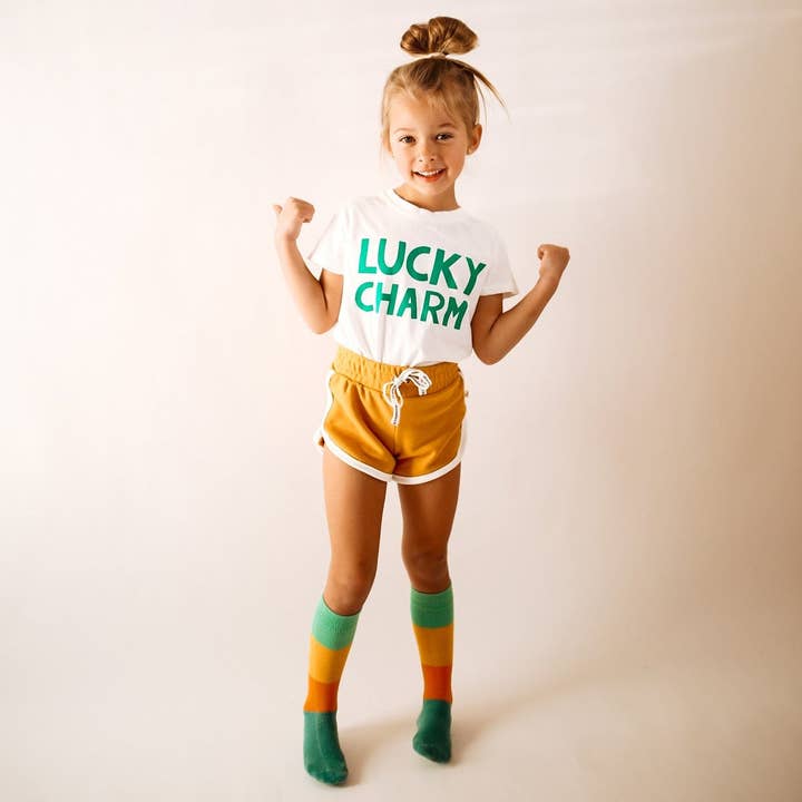 GLÜCKSBRINGER in Grün | Kinder T-Shirt für den Großhandel von Minimalist Folk Co.