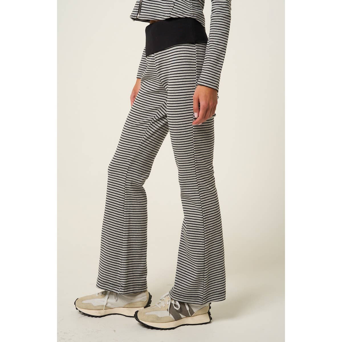 RAYURE GRIS / NOIR Ensemble sweat à capuche zippé rayé et pantalon évasé en vente sur Faire8