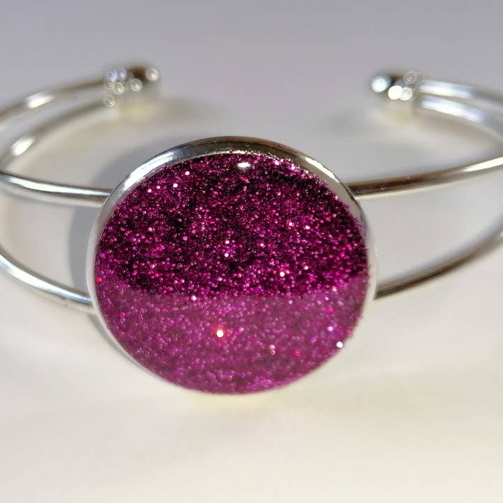 Armbånd med glitrende fuchsiarød skive for engroshandel hos Blue Moon Bijoux