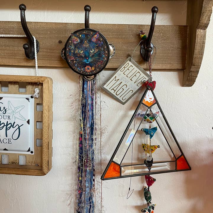 Bodhi Leaf Market - Venta al por mayor Cartel de pared - Pandereta Charmed Mystical Cat con cinta y amuleto, Bodhi Home Decor