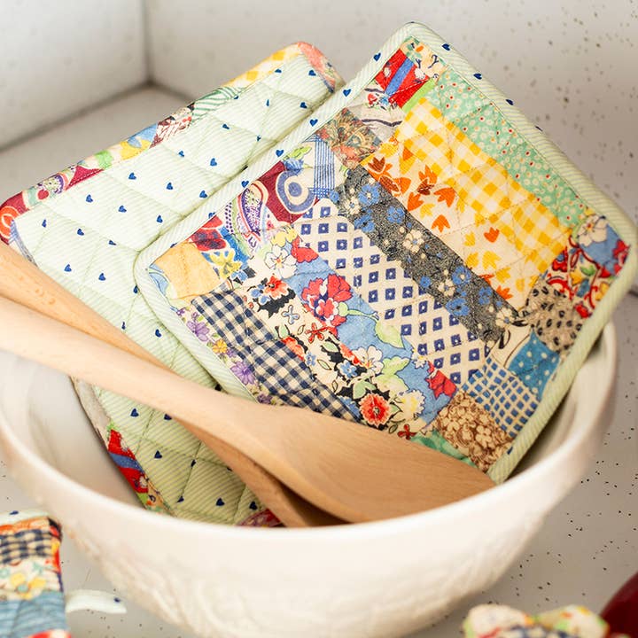 Patch Parade Patchwork Grydelap Set af 2 - Multi for engroshandel hos April Cornell