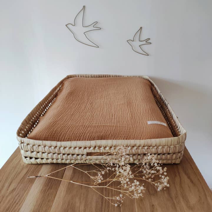 Les p'tites Merveilles de Bérénice – Engroshandel Kurv - Børn og baby – Rektangulær puslebakke i økologisk bomuldsgaze camel1