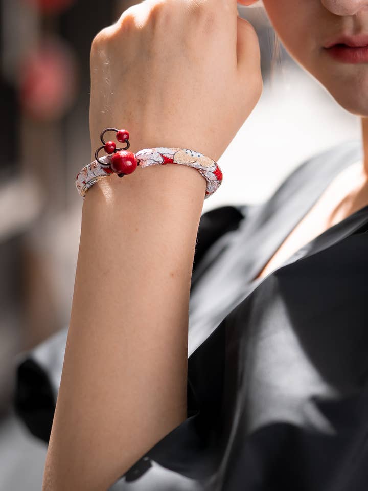 Kimono Fabric Bracelet |Red Sakura
Pattern made in Kyoto for wholesale by KOTO