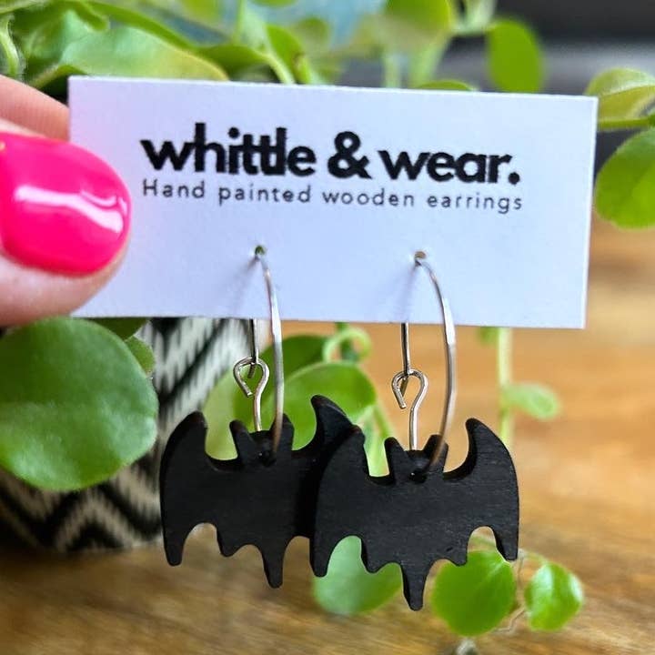 Halloween baumelt. Fledermaus aus Holz für den Großhandel von Whittle and Wear