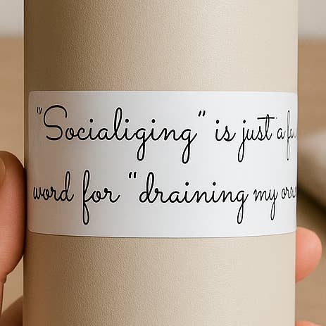 Adesivo Umorismo Introverso – “Socializzare è solo una parola elegante per drenare la mia energia” | Decalcomania Divertente per Laptop o Bottiglia d'Acqua per la vendita all'ingrosso da parte di Wear Us Out