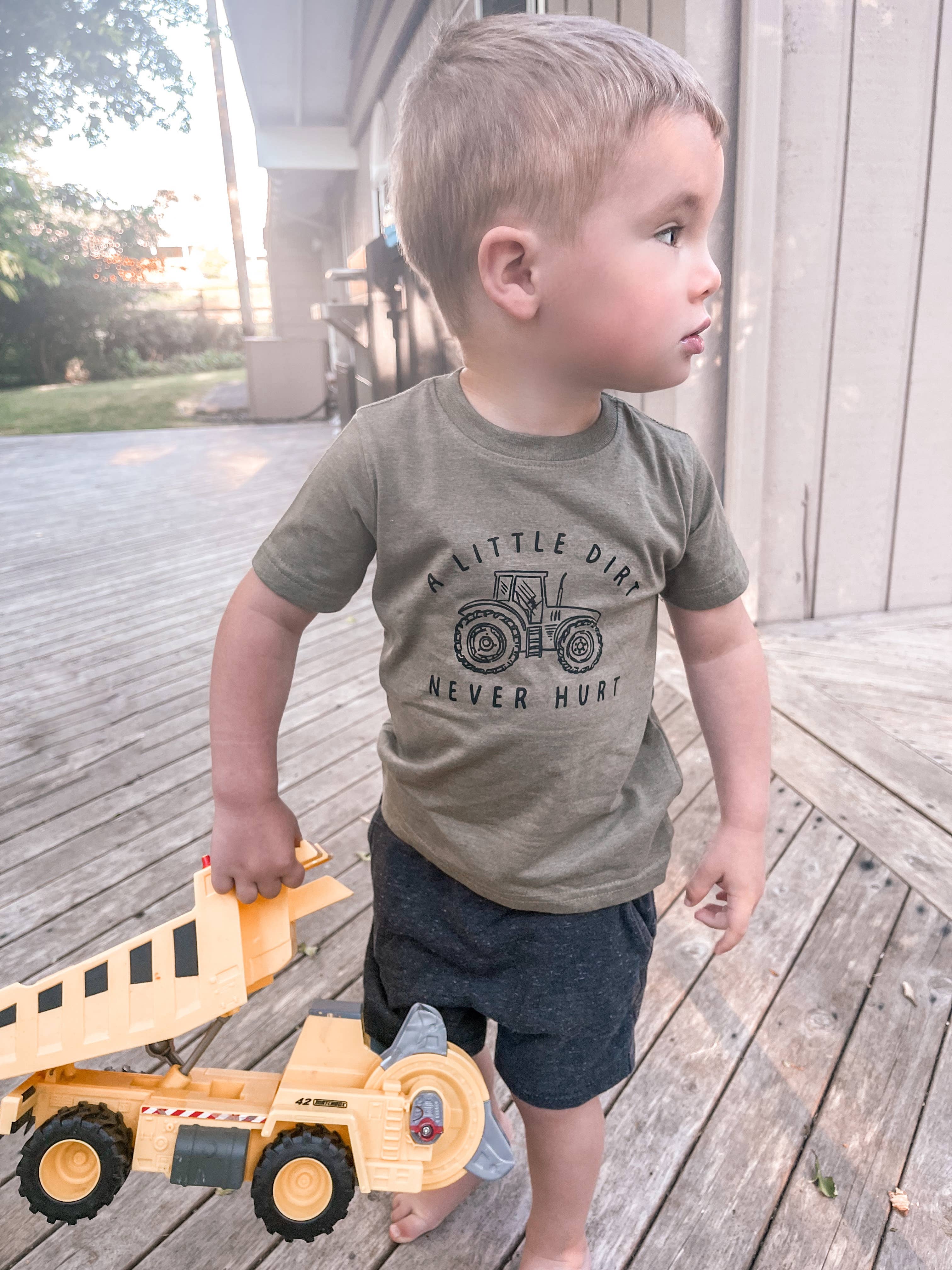 Ginger And Thread - Vente T-shirt sérigraphié – enfant - T-shirt de tracteur pour enfants en bas âge, T-shirt A little Dirt Never Hurt1