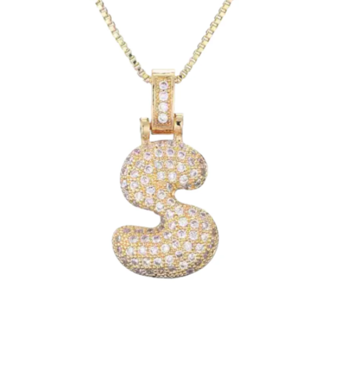 Ouro amarelo Pavé Bubble Letter Iniciais Colar em Aço Ouro 14K para venda a revendedores na Faire21