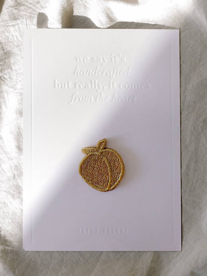 Picture Perfect Peach – Bestickte Anstecknadel für den Großhandel von Petit Pourri