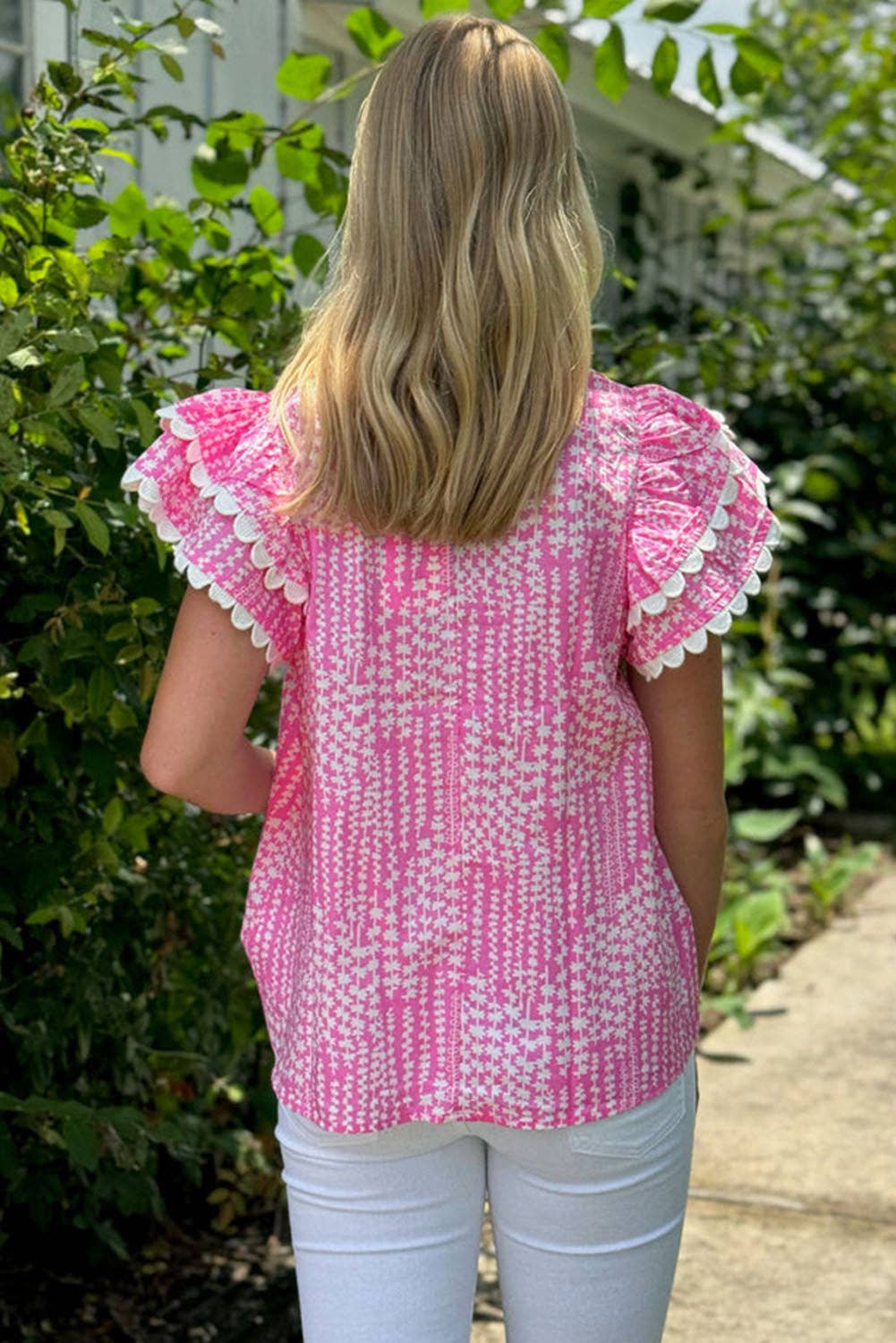 Rosa Blus med abstrakt tryck, ric rac-kant, fladdrande ärmar och V-ringning med skåra. för wholesale på Faire1