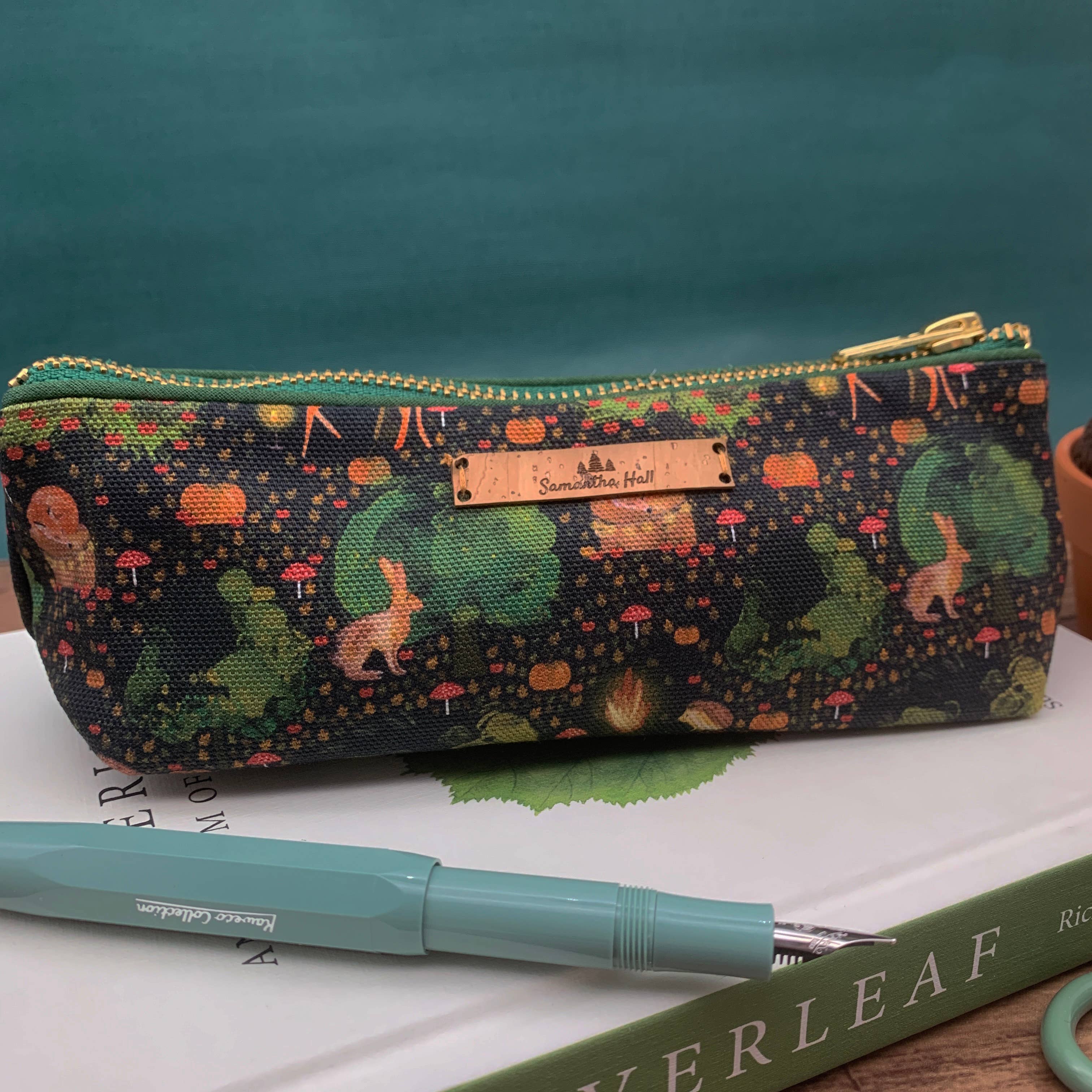 Samantha Hall Designs - Vente Étuis/trousses à crayons - Trousse à crayons Forêt de Minuit3